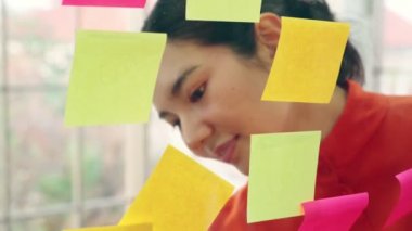 İş adamları proje planlama kurulunda çalışıyor