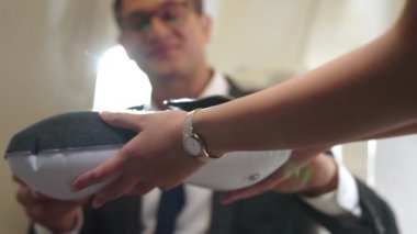 Kabin ekibi uçaktaki yolculara hizmet veriyor.