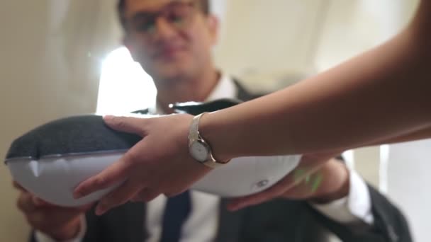 L'equipaggio di cabina presta servizio ai passeggeri in aereo — Video Stock