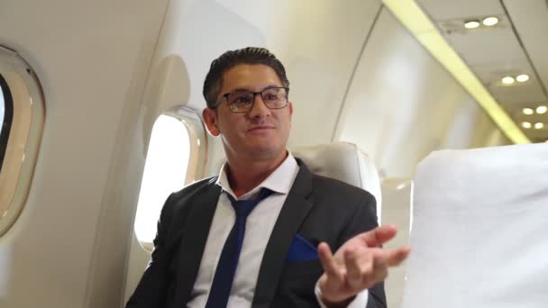 Geschäftsmann lässt sich Orangensaft von Stewardess im Flugzeug servieren — Stockvideo