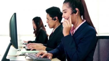 Ofiste çalışan kulaklık takan iş adamları.