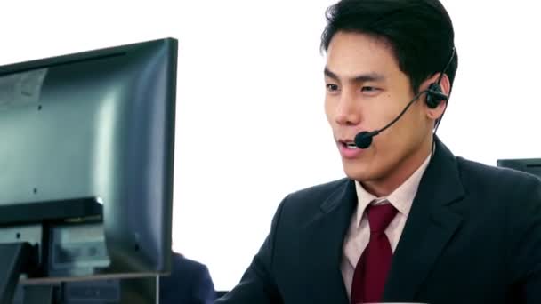 Ofiste çalışan kulaklık takan iş adamları. — Stok video