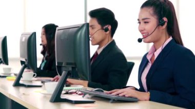 Ofiste çalışan kulaklık takan iş adamları.