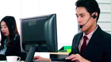 Ofiste çalışan kulaklık takan iş adamları.