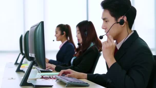 Zakenmensen met een koptelefoon aan het werk — Stockvideo
