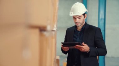 Fabrika yöneticisi depoda veya fabrikada tablet bilgisayar kullanıyor