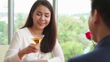 Restoranda yemek yiyen mutlu romantik çift.