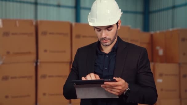 Administrador de fábrica que utiliza el ordenador tableta en el almacén o fábrica — Vídeos de Stock