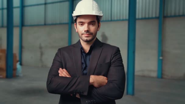 Retrato gerente de fábrica confiante vestindo terno e capacete de segurança — Vídeo de Stock