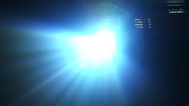 Disko için spot ışığı ya da kameraya doğru parlayan konser ışığı