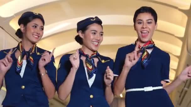 Equipe de cabine dançando com alegria no avião — Vídeo de Stock