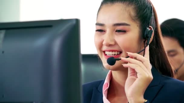 Gente de negocios con auriculares trabajando en la oficina — Vídeo de stock