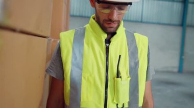 Profesyonel sanayi işçisi fabrikada ya da depoda portre kapatıyormuş.