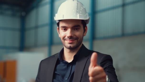 Om de afaceri sau manager de fabrică da degetul mare în sus — Videoclip de stoc