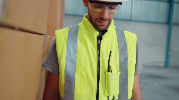 Profesionální průmyslový pracovník zblízka portrét v továrně nebo skladu — Stock video
