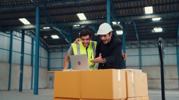 Два работника завода вместе празднуют успех на заводе — стоковое видео