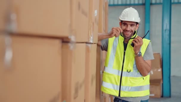 Trabalhador de carga profissional fala em rádio portátil para entrar em contato com outro trabalhador — Vídeo de Stock