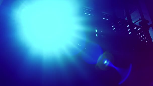 Spotlicht voor disco of concert dat recht naar de camera schijnt — Stockvideo