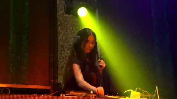 DJ na jevišti v diskotéce noční klub míchání techno hudba beat — Stock video