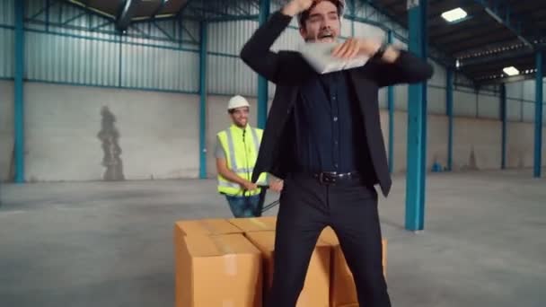 Смешные заводские рабочие танцуют на заводе — стоковое видео