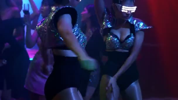 Grupo de personas bailan en discoteca al ritmo de la música de DJ en el escenario — Vídeos de Stock