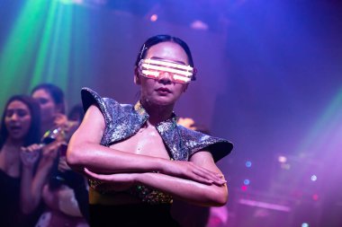 Gece kulübünde DJ 'in müziğiyle dans eden tekno dansçı.