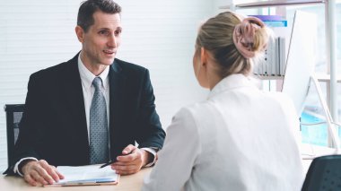 Yöneticiyle iş görüşmesinde iş arayan