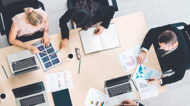 İş adamları grup toplantısı yukarıdan çekiliyor