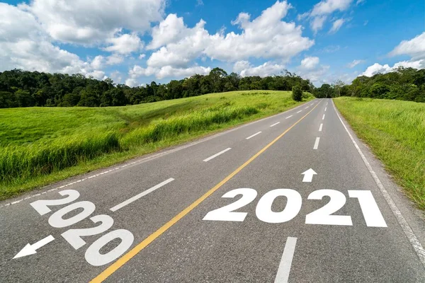 2021年新年のロードトリップ旅行と将来のビジョンコンセプト . — ストック写真