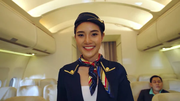 Cabinepersoneel of gastvrouw in het vliegtuig — Stockfoto