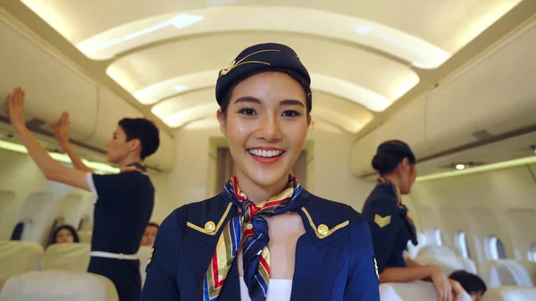Cabinepersoneel of gastvrouw in het vliegtuig — Stockfoto