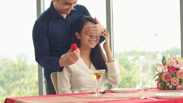 Romantický pár dávat dárek na milence v restauraci — Stock fotografie