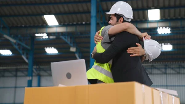 Dois trabalhadores da fábrica celebram o sucesso juntos na fábrica — Fotografia de Stock