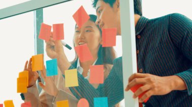 İş adamları proje planlama kurulunda çalışıyor