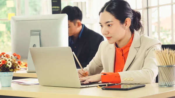 Uomini d'affari che lavorano a tavola in un ufficio moderno — Foto Stock