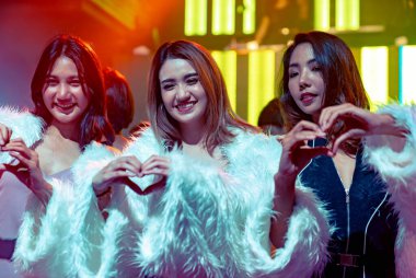 Bir grup bayan arkadaş dans kulübünde eğleniyor.