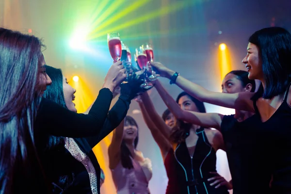 Jóvenes celebrando una fiesta, beber y bailar — Foto de Stock