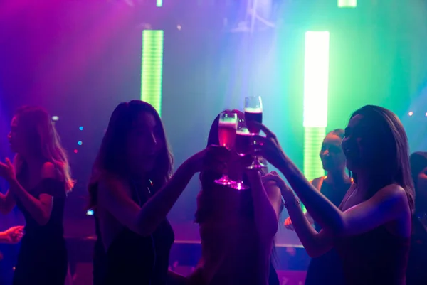 DJからステージ上の音楽にディスコナイトクラブで踊る人々のシルエットのイメージ — ストック写真