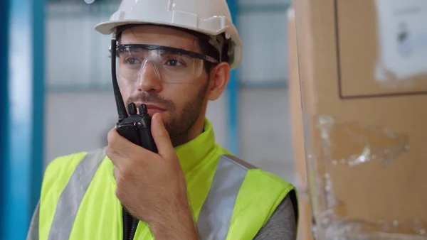 Professioneller Frachtarbeiter spricht über Mobilfunk, um einen anderen Arbeiter zu kontaktieren — Stockfoto