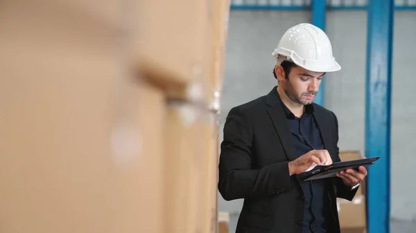 Werksleiter mit Tablet-Computer im Lager oder Werk — Stockfoto