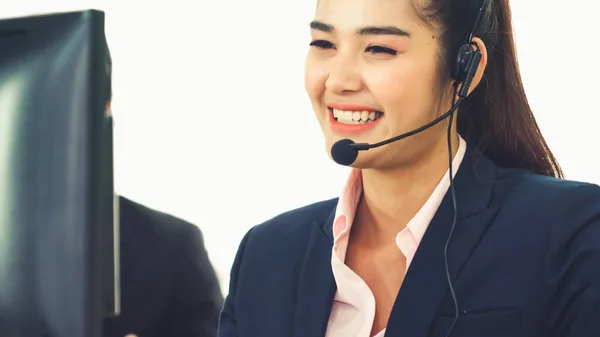 Gente de negocios con auriculares trabajando en la oficina — Foto de Stock