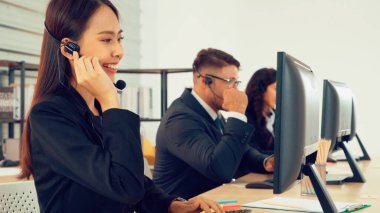 Ofiste çalışan kulaklık takan iş adamları.