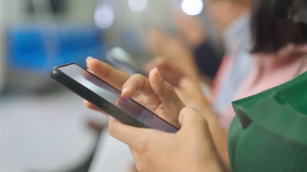 Jugendliche benutzen Handy in öffentlicher U-Bahn — Stockfoto