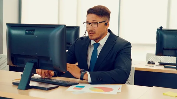 Geschäftsleute mit Headset arbeiten im Büro — Stockfoto