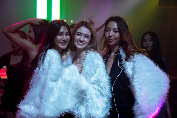 Grupo de mulheres amigo se divertindo na festa no clube de dança — Fotografia de Stock