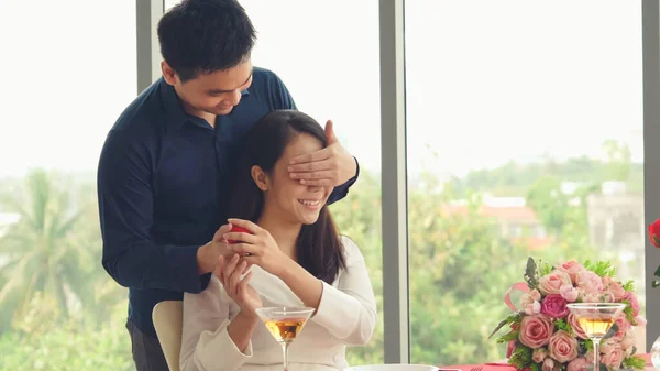 Casal romântico dando presente ao amante no restaurante — Fotografia de Stock