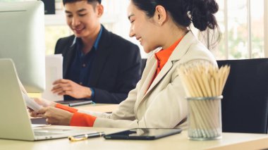 İki iş adamı ofiste proje stratejisi hakkında konuşuyor