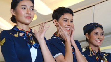 Kabin ekibi uçakta neşeyle dans ediyor.