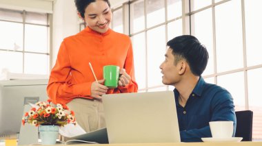 İki iş adamı ofiste proje stratejisi hakkında konuşuyor