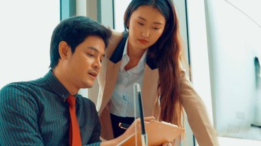 İki iş adamı ofiste proje stratejisi hakkında konuşuyor